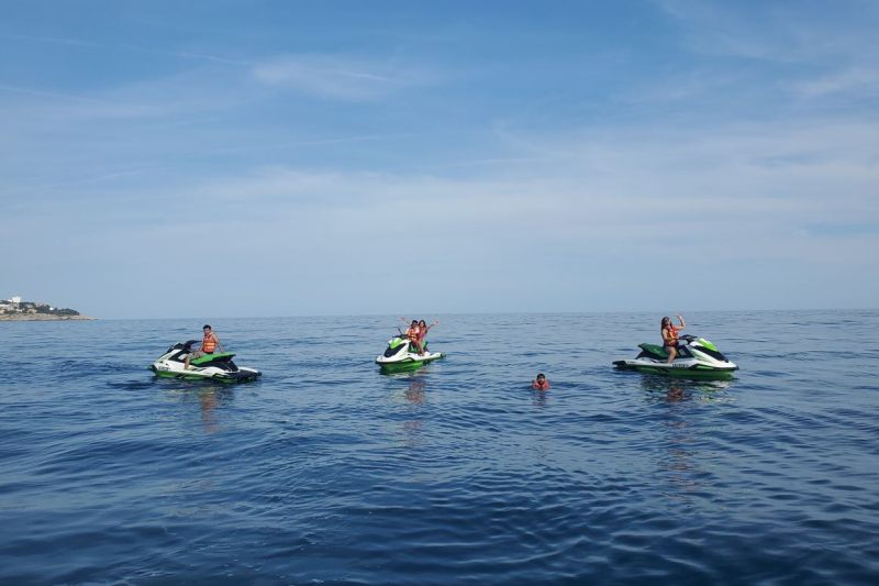 Motos de agua en el mar de Salou